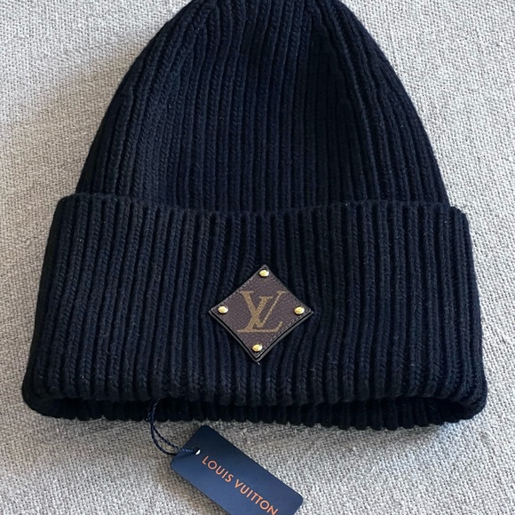 LOUIS VUITTON LV Beanie - Picture 3 of 4